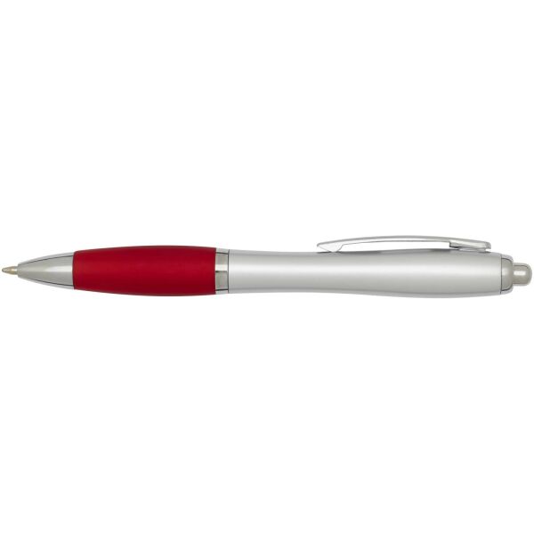 Nash RCS balpen van gerecycled plastic met zilveren behuizing en gekleurde grip (zwarte inkt) - Rood Nash RCS balpen van gerecycled plastic met zilveren behuizing en gekleurde grip (zwarte inkt) - Rood