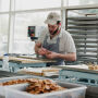 De Koekfabriek - Sinterklaas Brievenbuspakket Medium - Tray Speculaasjes, Gevuld Speculaas, Pepernoten & Brownie