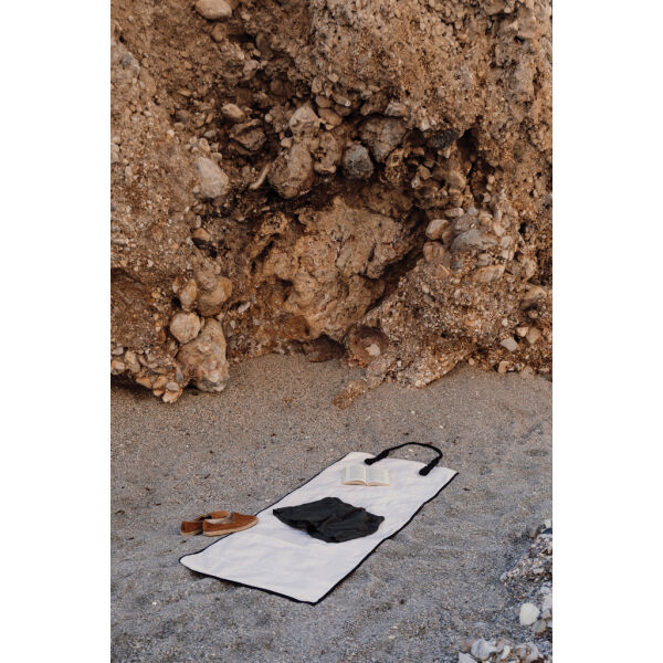 VINGA Volonne AWARE™ recycled canvas strandmat, gebroken wit, zwart VINGA Volonne AWARE™ recycled canvas strandmat, gebroken wit, zwart