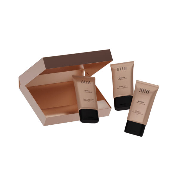 50 stuks JANZEN Luxe Brievenbuspack 3 pcs - Gracious - Showergel 50 ml - Hand & Bodylotion 50 ml - Shampoo 50 ml - 128 x 129 x 27 mm 50 stuks JANZEN Luxe Brievenbuspack 3 pcs - Gracious - Showergel 50 ml - Hand & Bodylotion 50 ml - Shampoo 50 ml - 128 x 129 x 27 mm