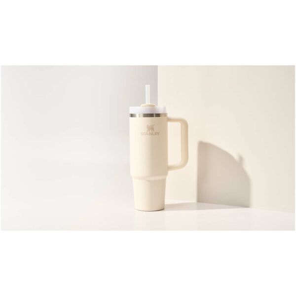 Stanley Quencher® H2.0 FlowState™ 890 ml gerecyclede, roestvrijstalen, geïsoleerde beker - Crème Stanley Quencher® H2.0 FlowState™ 890 ml gerecyclede, roestvrijstalen, geïsoleerde beker - Crème