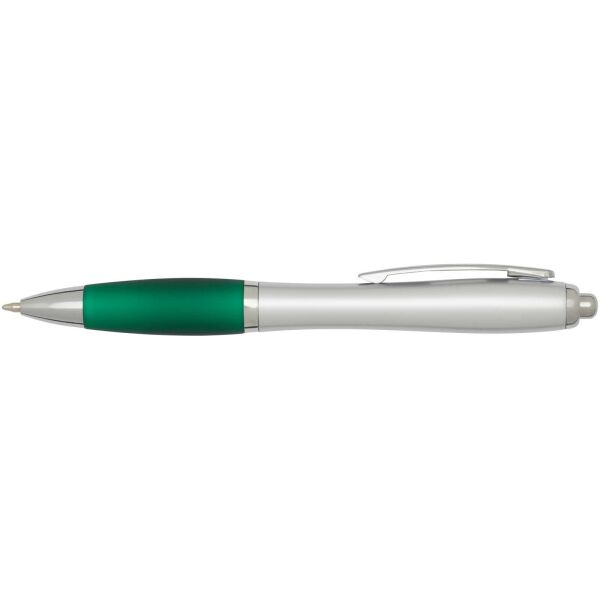 Nash RCS balpen van gerecycled plastic met zilveren behuizing en gekleurde grip (zwarte inkt) - Groen Nash RCS balpen van gerecycled plastic met zilveren behuizing en gekleurde grip (zwarte inkt) - Groen